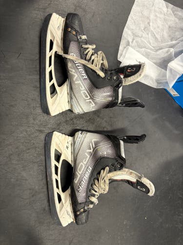 2021 Bauer Vapor Hyperlite Hockey Skates Regular Width Pro Stock 8.5 (Used)
