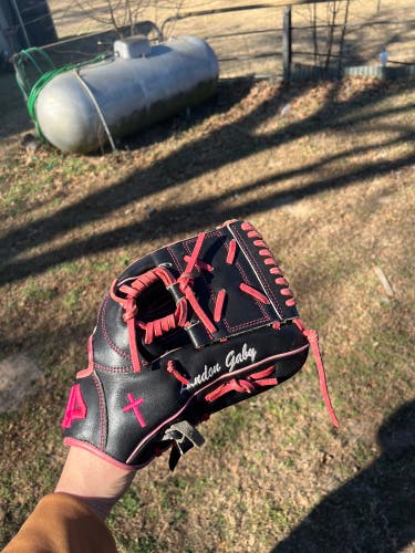 44 Pro Signature Series RH Pitcher's Baseball Glove 11.75" (Used)