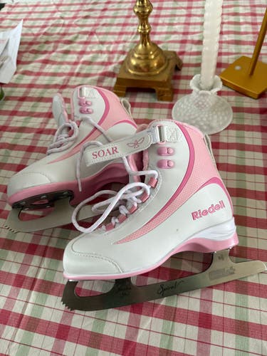 Riedell Figure Skates B Junior 3 (Used)