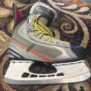 2011 Bauer Vapor X4.0 Hockey Skates Regular Width Size 5 (Used)