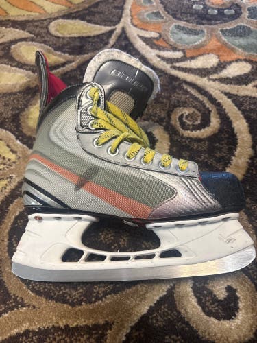 2011 Bauer Vapor X4.0 Hockey Skates Regular Width Size 5 (Used)