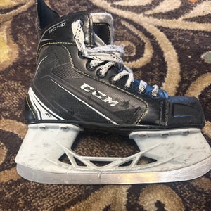 2018 CCM Tacks 9040 Hockey Skates Regular Width Size 3 (Used)