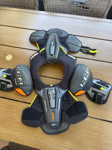Men's Small Senior CCM Tacks AS-V Pro Shoulder Pads (Used)