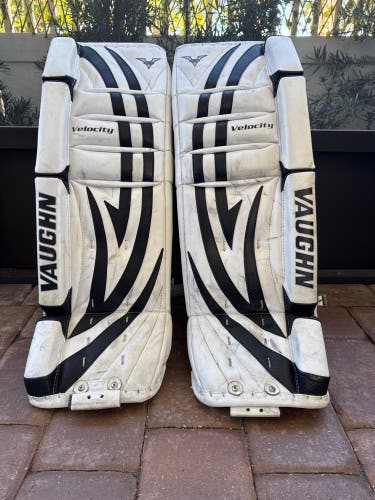 30" 2012 Vaughn Velocity V5 7260 Goalie Leg Pads (Used)