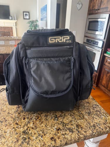 Disc golf bag (discraft grip eq)