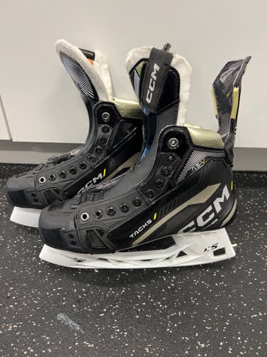 LIKE NEW! CCM AS-V Hockey Skates Regular Width 8 (Used)