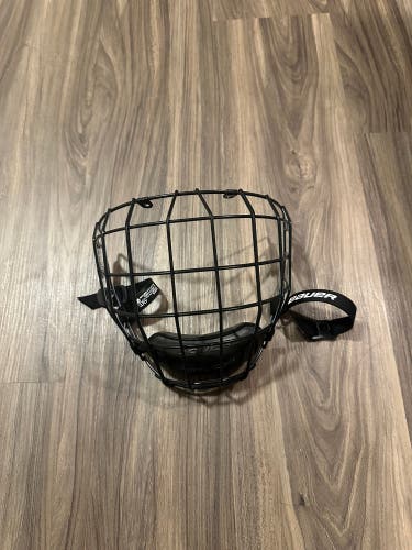 Large Bauer Re-Akt 150 Helmet (Used)