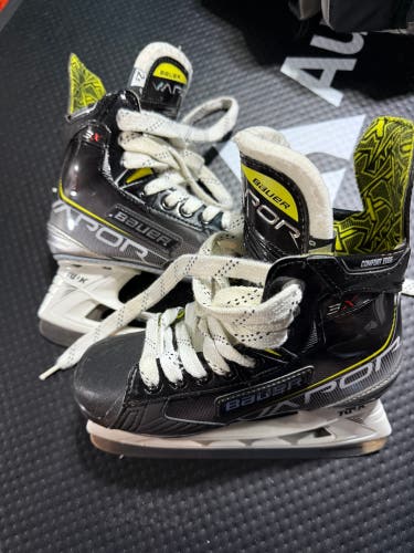 2021 Bauer Vapor 3X Hockey Skates Regular Width Size 2.5 (Used)