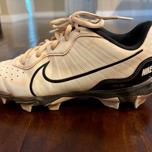 White Kid's 5Y (Big Kids / Youth) Youth Nike Low Top Molded Cleats (Used)