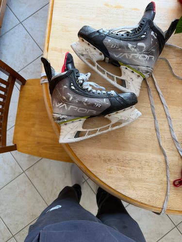 2021 Bauer Vapor Hyperlite Hockey Skates Regular Width Pro Stock 7 (Used)