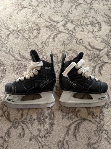 Itech Youth Rpm 2500 Hockey Skates Regular Width 9 (Used)