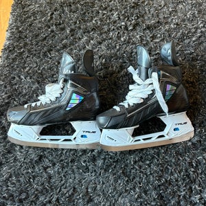 2024 True Pro Custom Hockey Skates Regular Width 10 (Used)