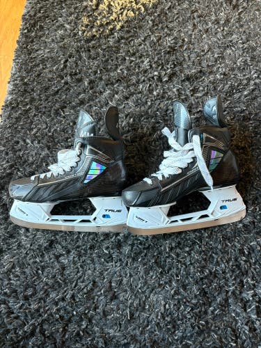 2024 True Pro Custom Hockey Skates Regular Width 10 (Used)