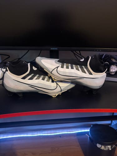 Unisex Size M 11.5 (W 12.5) Nike Cleats (Used)