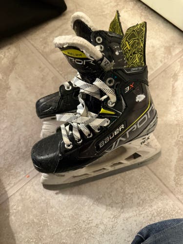 2021 Bauer Vapor 3X Hockey Skates Size 2.5 (Used)