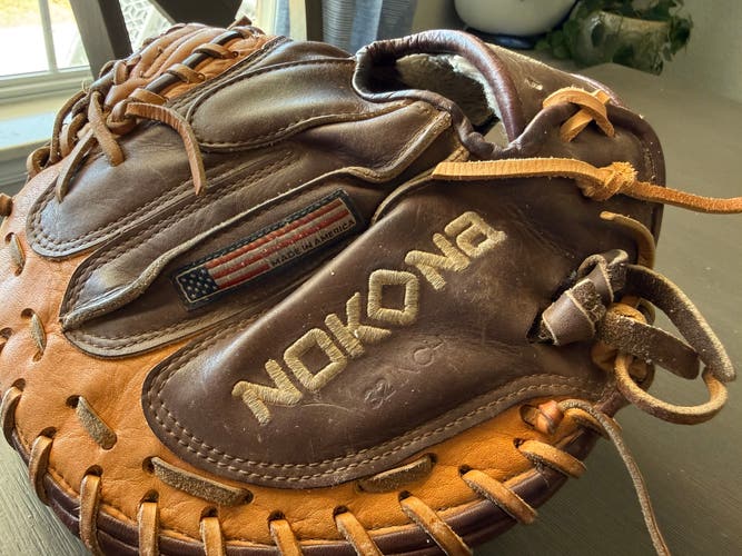 Nokona RH Catcher's Glove 32" (Used)