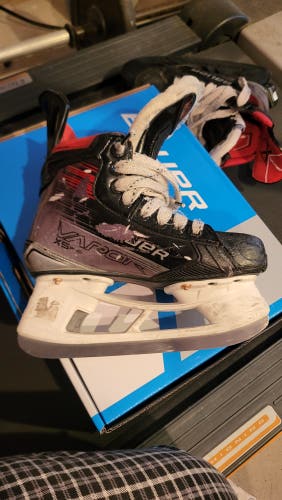 Bauer Vapor 5x Pro Hockey Skates Regular Width Size 2.5 (Used)