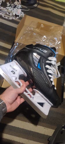 2025 True Catalyst 5X4 Hockey Goalie Skates Regular Width 7.5 (New)