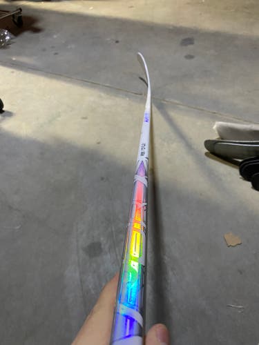 Intermediate Bauer Vapor FlyLite Right Handed Hockey Stick P28 70 Flex (New)