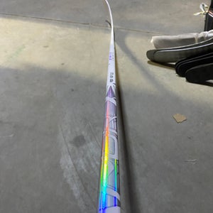 Intermediate Bauer Vapor FlyLite Right Handed Hockey Stick P28 65 Flex (New)