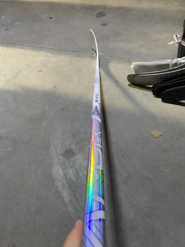 Intermediate Bauer Vapor FlyLite Right Handed Hockey Stick P28 65 Flex (New)