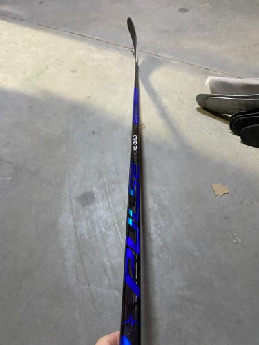 Junior Bauer Pulse Right Handed Hockey Stick P28 40 Flex (New)