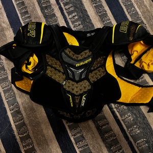 Small Junior Bauer Supreme TotalOne MX3 Shoulder Pads (Used)