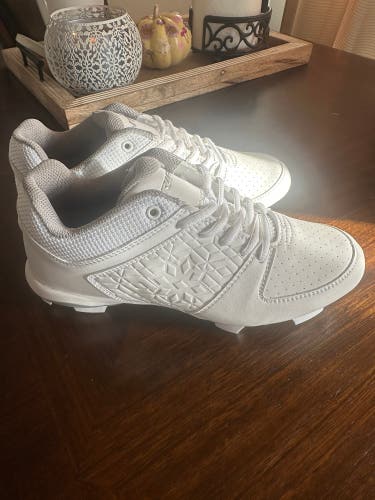 White Women's Size M 7.0 (W 8.0) Low Top Molded Cleats (New)