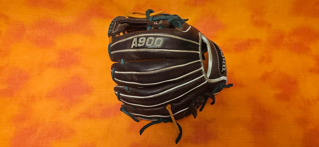 Wilson A900 Baseball Glove 11.5" Infield RH (Used)