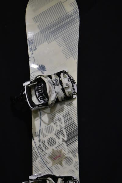 FLOW VENUS SNOWBOARD SIZE 151 CM WITH LARGE BINDINGS