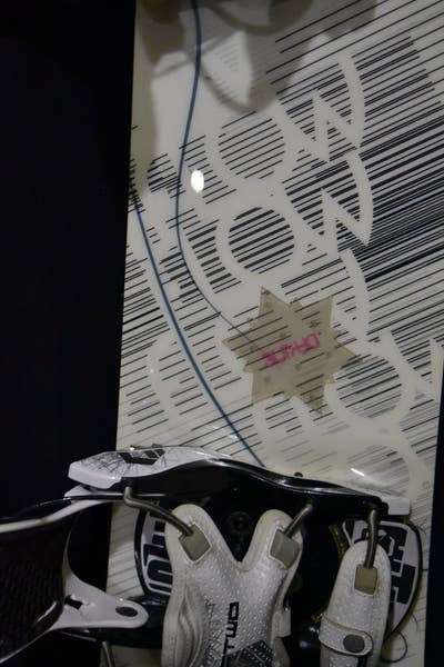 FLOW VENUS SNOWBOARD SIZE 151 CM WITH LARGE BINDINGS