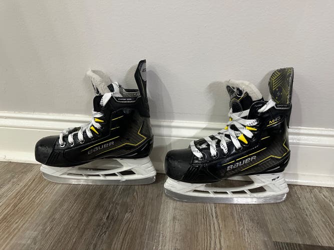 2024 Bauer Supreme M40 Hockey Skates Regular Width 13.5 (Used)