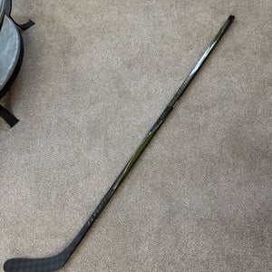 Senior Bauer Vapor FlyLite Right Handed Hockey Stick P28 77 Flex (New)