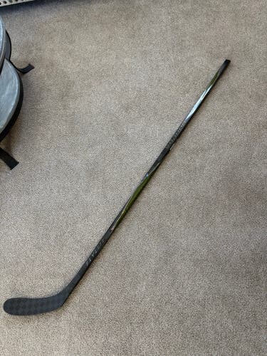 Senior Bauer Vapor FlyLite Right Handed Hockey Stick P28 77 Flex (New)