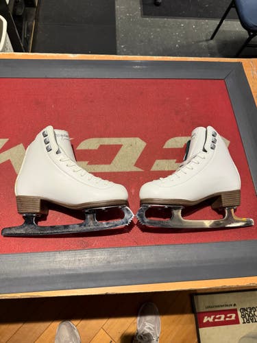 Riedell Emerald Figure Skates Size 1.5 Junior (New)