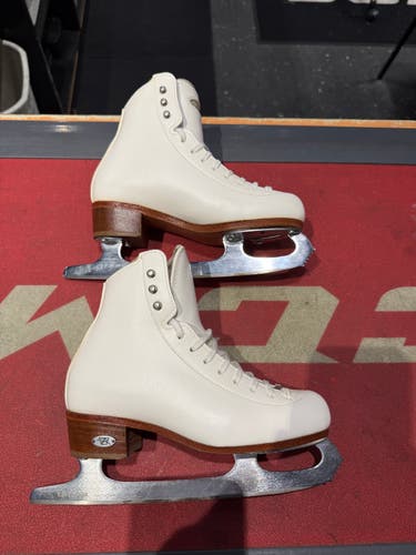 Riedell Motion 25 Figure Skates Size 3 Wide width (New)