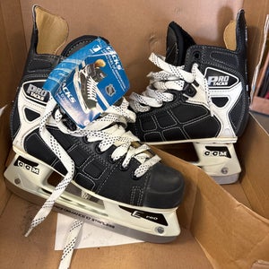2005 CCM Pro Tacks Hockey Skates Wide Width Size 4.5 (New)