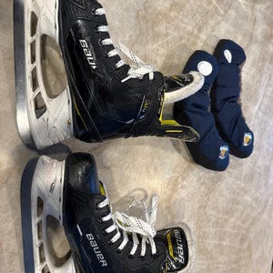 2022 Bauer Supreme M4 Hockey Skates Size 4 (Used)