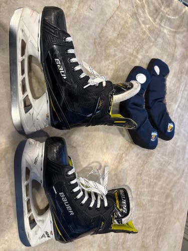 2022 Bauer Supreme M4 Hockey Skates Size 4 (Used)