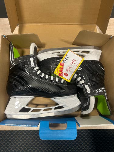Bauer XLS Hockey Skates Regular Width Size 5 (New)