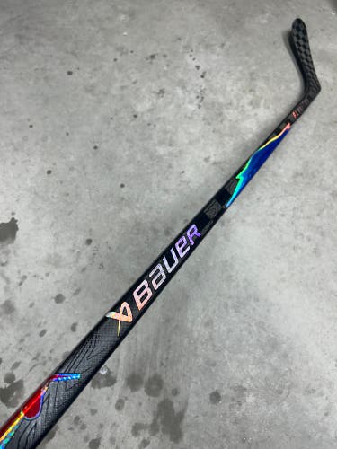 77 Flex P28 Senior Bauer Vapor Flylite Left Hand Hockey Stick Pro Stock NHL (Used)
