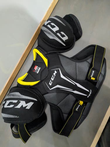 Large Senior CCM Tacks 9550 Shoulder Pads (Used)