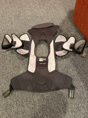 Men's Medium Senior Bauer Supreme M5 Pro Shoulder Pads (Used)