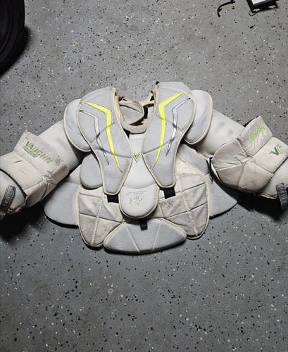 Medium Vaughn V6 2200 Pro Goalie Chest Protector (Used)