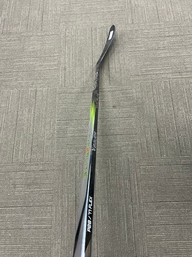 Senior Bauer Vapor Hyperlite 2 Right Handed Hockey Stick P28 77 Flex (New)