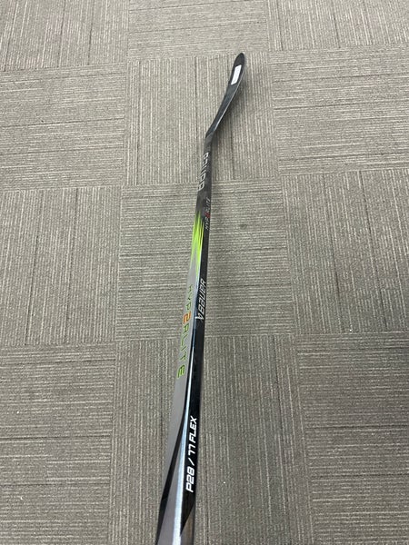 Senior Bauer Vapor Hyperlite 2 Right Handed Hockey Stick P28 77 Flex (New)