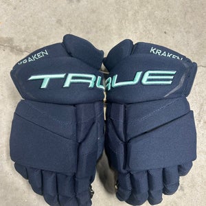 15” True Catalyst 9X Pro Seattle
Kraken Gloves Pro Stock (New) NHL