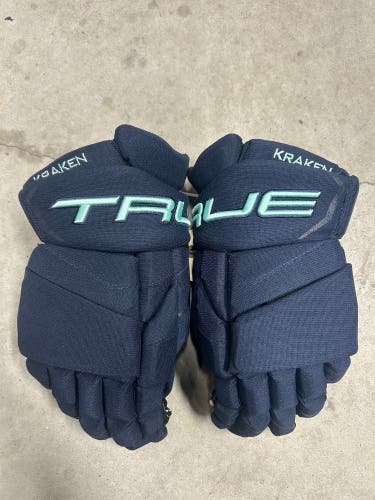 15” True Catalyst 9X Pro Seattle
Kraken Gloves Pro Stock (New) NHL