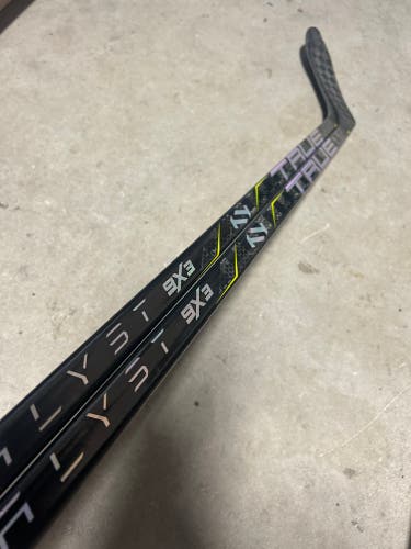 2 PACK 85 Flex P28 Senior True Catalyst 9x3 Left Hand Hockey Stick Pro Stock (New)