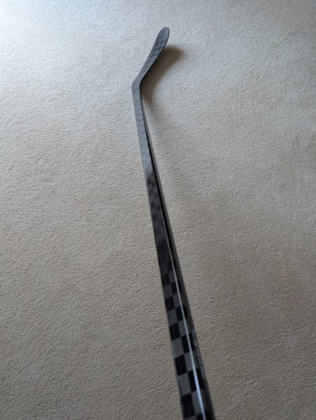 Intermediate Bauer Vapor Hyperlite 2 Right Handed Hockey Stick P28 55 Flex Pro Stock (Used)